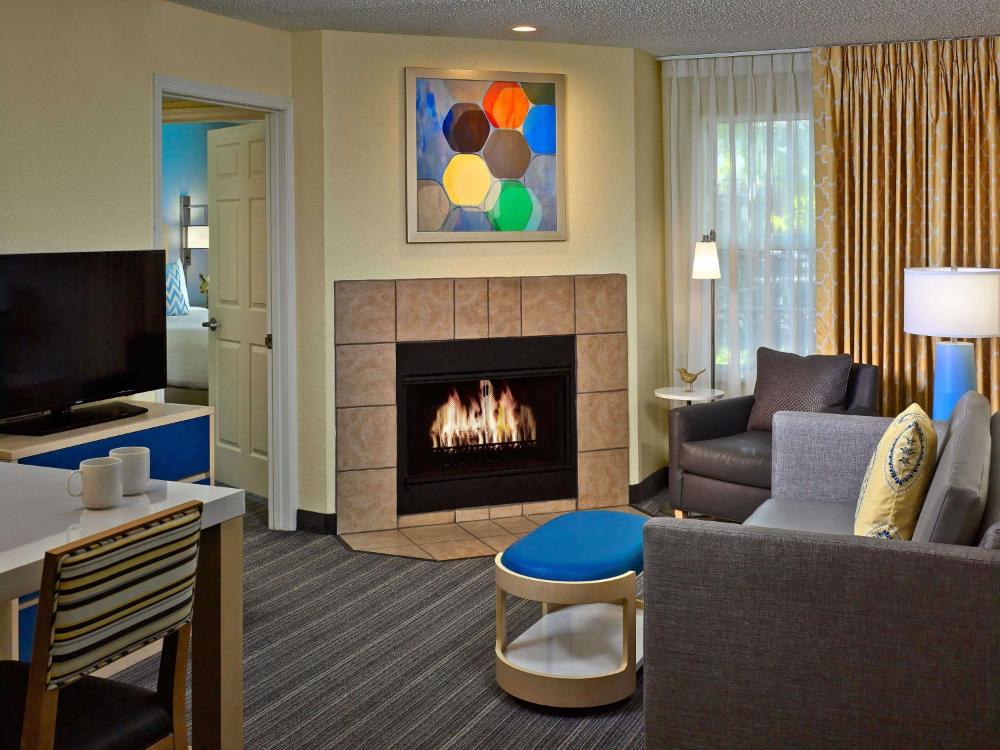 One-Bedroom King Suite with Fireplace interior